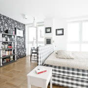 Stonowane barwy, w jakich są urządzone kuchnia i...