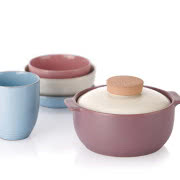 Talerze różowe i błękitne oraz ze scenkami...