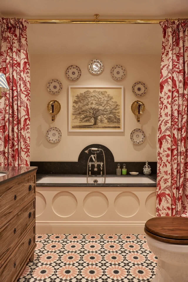 talerze wokół obrazu, zasłony