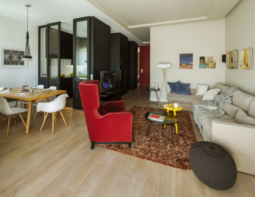 Jasnobeżowa sofa (NAP) dyskretnie stoi w kącie,...