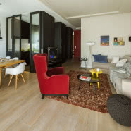 Design, obrazy i kolor w mieszkaniu architekta i malarki