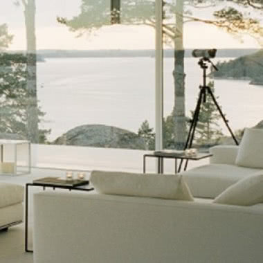 durze okno narożne, kanapy fotele, aparat fotograficzny na statywie, stolik kawowy