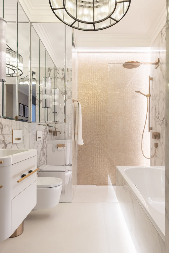 złota mozaika ściana pod prysznicem