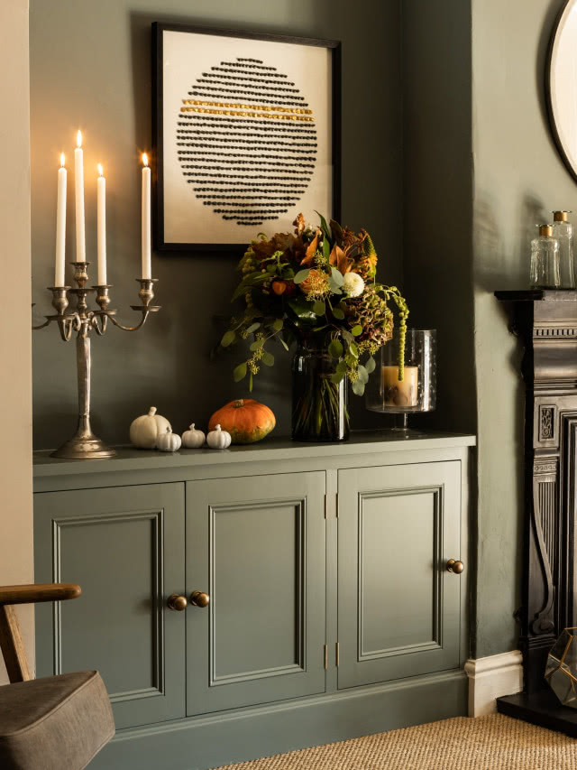 szara komodą, na niej świecznik