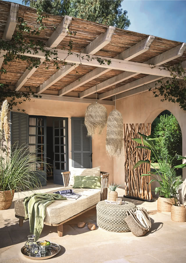 pergola z desek, pomiędzy nimi sitowie