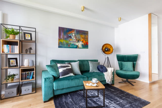 Nowoczesna sofa i fotel obite szmaragdowym aksamitem