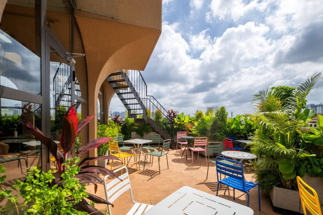 kawiarniane stoliki na dachu