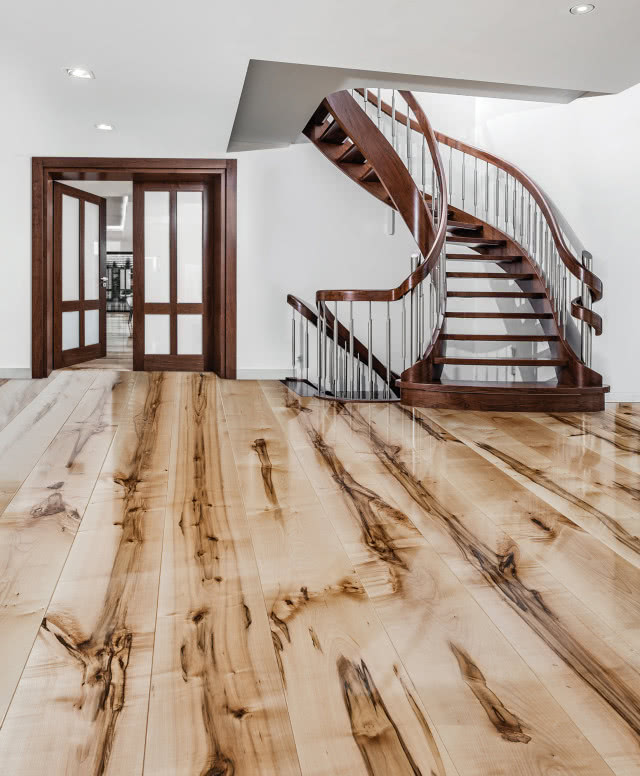 podłoga lakierowana z wyraźnymi sękami i słojami, drewniane schody, drzwi skrzydłowe