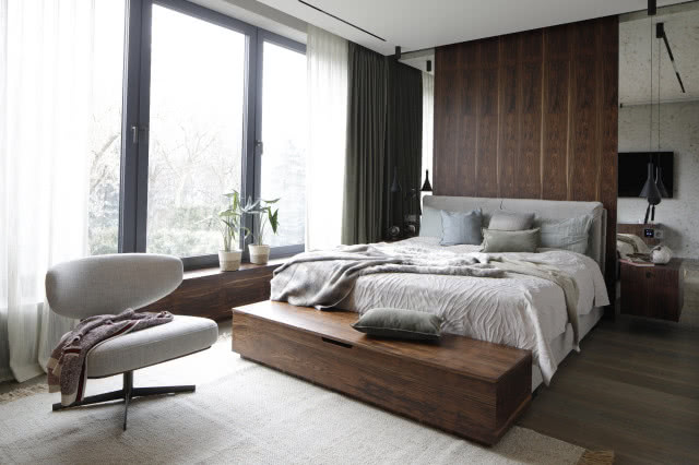 Nowoczesna sypialnia z drewnem na ścianie