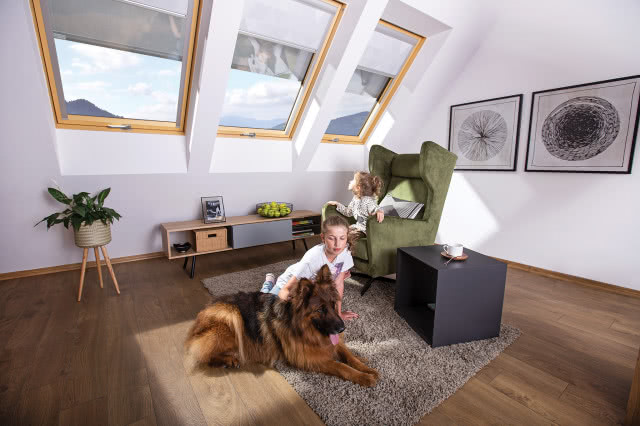 Zarówno markizy jak i rolety zewnętrzne zamontowane na oknach dachowych ograniczają przenikanie ciepła słonecznego.