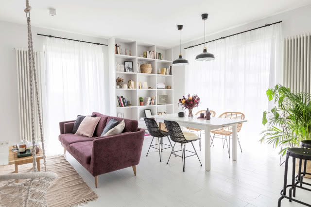 Bordowa kanapa w białym wnętrzu