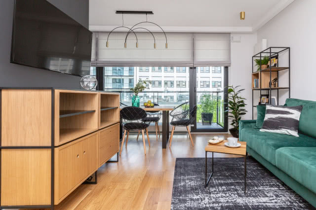 W salonie ulokowano panoramiczne okno