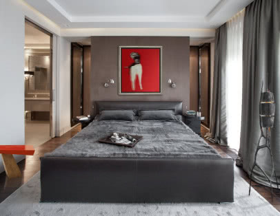 Miękka sypialnia przełamana akcentem czerwieni. Wnętrze z łóżkiem Venice