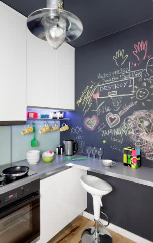 Farba tablicowa na ścianie w kuchni