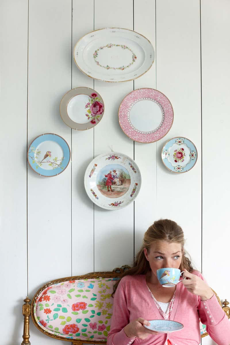 Talerze różowe i błękitne oraz ze scenkami...