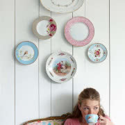 Talerze różowe i błękitne oraz ze scenkami...