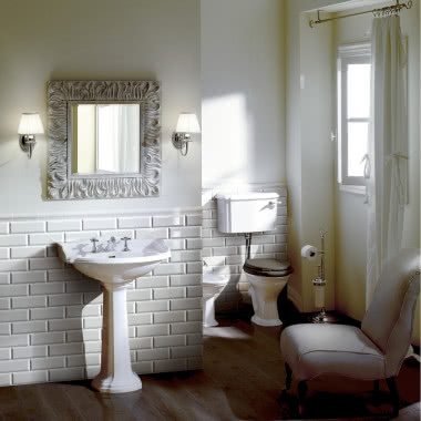 Biała łazienka w klasycznym stylu