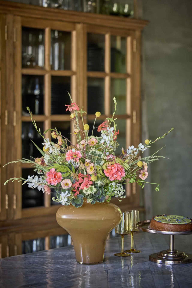 wielkanocny bukiet z pelargoniami w wazonie