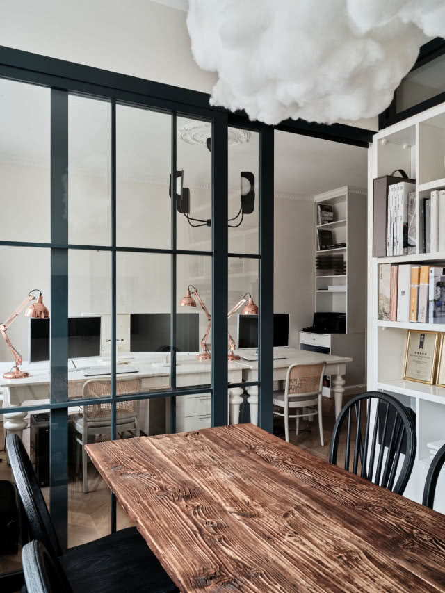 Loftowy stół w pokoju ze szklaną ścianką