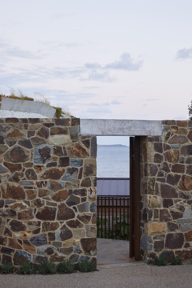 Kamienne wejście do domu.