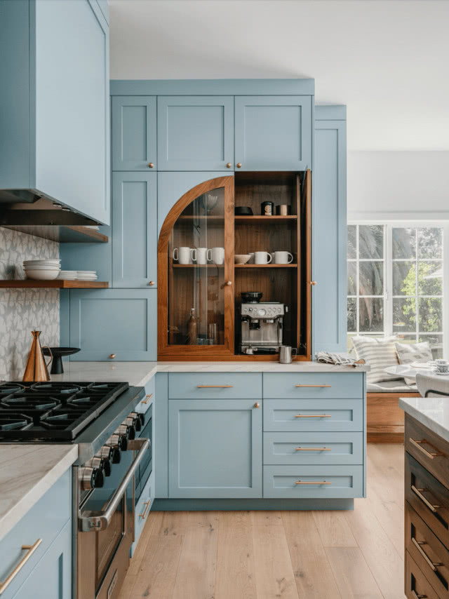 niebieska szafka z oryginalną witryną