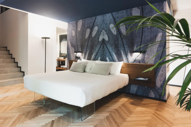 białe łóżko w sypialni