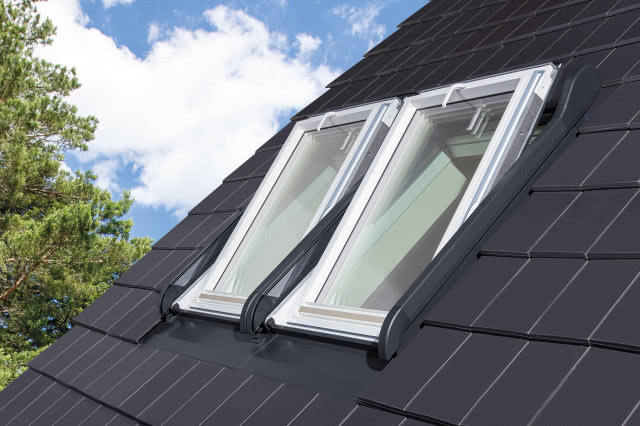 Roleta ARZ Komfort montowana jest na ościeżnicy przez to przy zwiniętym pancerzu nie ogranicza otwarcia okna.