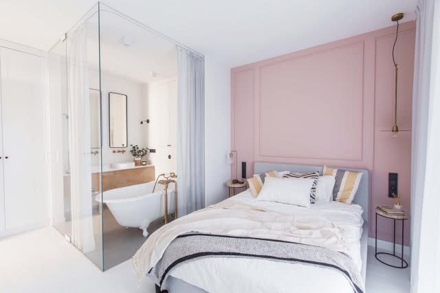 Różowa sypialnia z łazienką