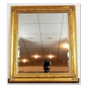 Stylowe lustro w złotej ramie