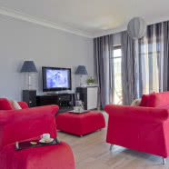 Apartament z czerwoną kanapą