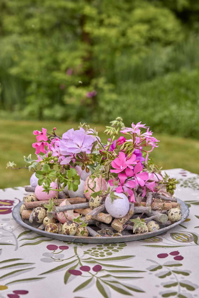 stroik wielkanocny z jajkami i pelargoniami