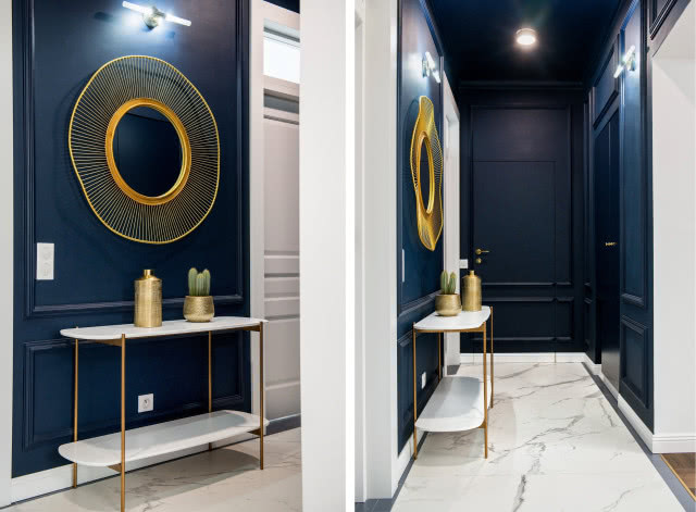 granatowa ściana w przedpokoju