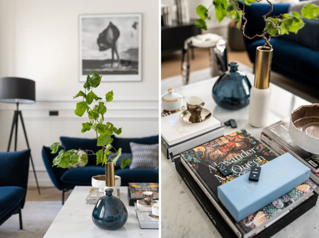 Salon ze sztukaterią i granatową kanapą