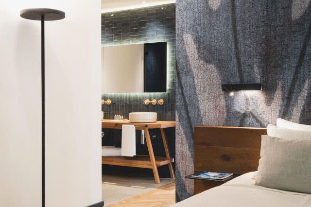 sypialnia z łazienką