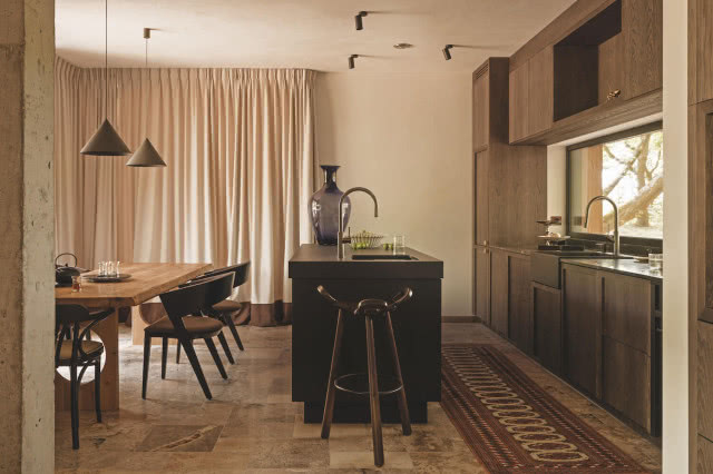 kuchnia zamknięta z dużym stołem