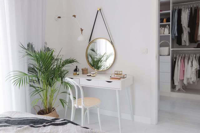 Okrągłe lustro nad toaletką