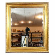 Lustro w złotej ramie