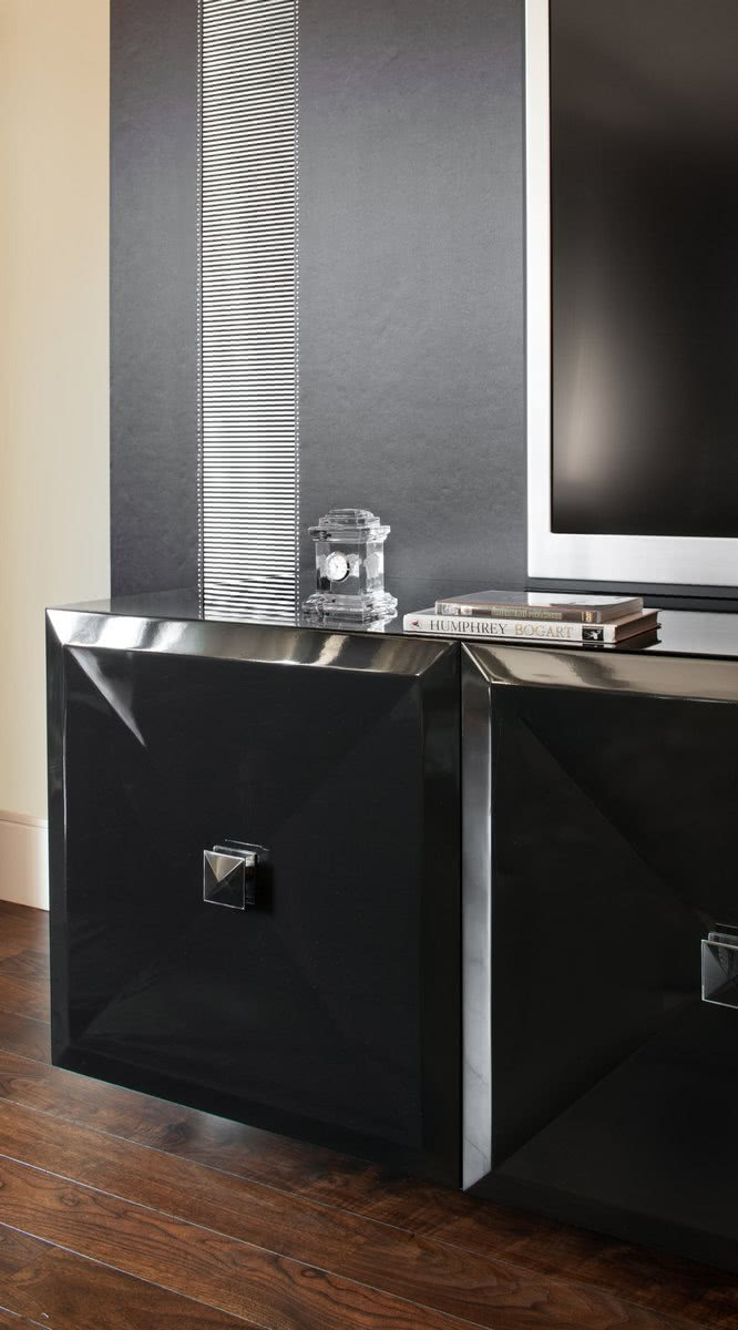 Fronty szafki pod telewizor mają wyraźną strukturę