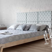 Talerze różowe i błękitne oraz ze scenkami...