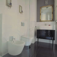 Apartament z czerwoną kanapą