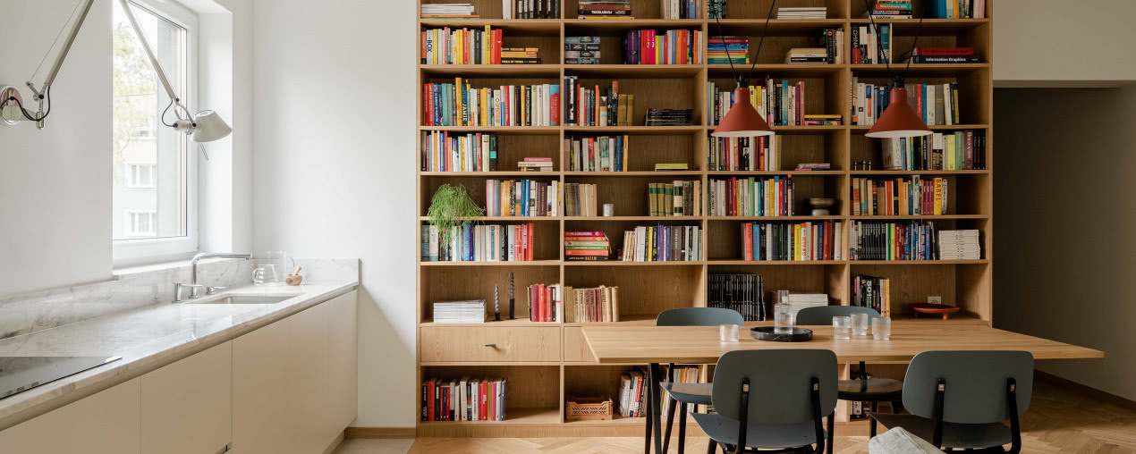 Stylowe mieszkanie dla pary w Częstochowie. Ma ogromną bibliotekę!