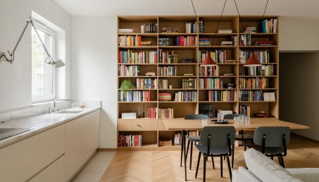 Stylowe mieszkanie dla pary w Częstochowie. Ma ogromną bibliotekę!