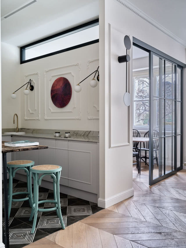 Kuchnia vintage oddzielona szklaną ścianką