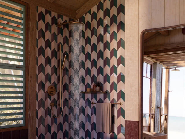łazienka z drewnem i wzorzystymi ścianami