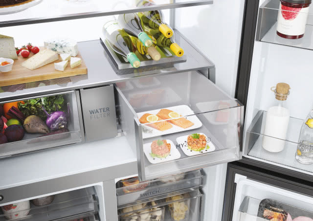 lodówka ze strefami, szuflady, łosoś, mleko, wino, seryna drewnianej desce, warzywa,