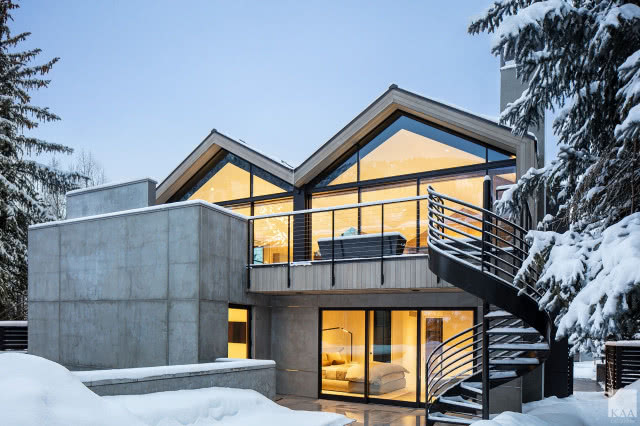 dom w aspen - fasada z tarasem i widokiem na góry