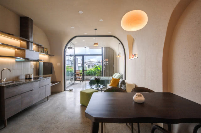 widok na salon z łukiem