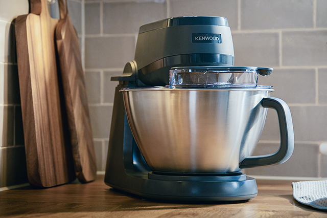 Robot Kenwood Multi Tasker na blacie w kuchni