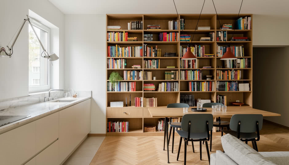 Stylowe mieszkanie dla pary w Częstochowie. Ma ogromną bibliotekę!