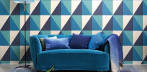 kanapa obita
błękitnym welurem oraz tapeta fizelinowa Apex Grand,
Cole & Son